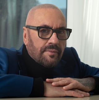 Desmond Child_Close up_Hands on piano_square image_Photo by Sye Williams_040925